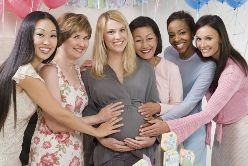 Amigas escolhendo nome perfeito para o seu filho