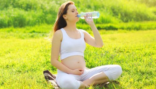 Beber muita água ajuda a reduzir as náuseas durante a gravidez