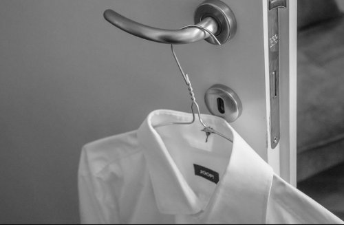 Camisa branca pendurada na porta