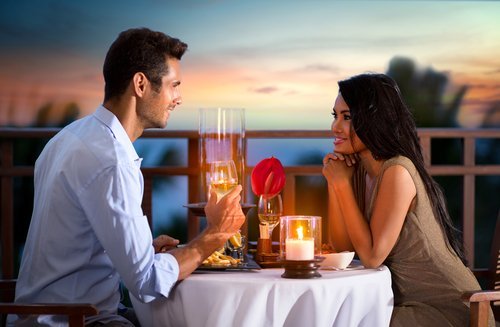 Casal em um jantar romântico