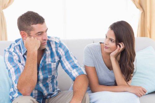 Casal conversando de forma paciente