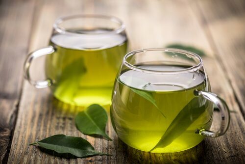 Elimine as olheiras com chá verde
