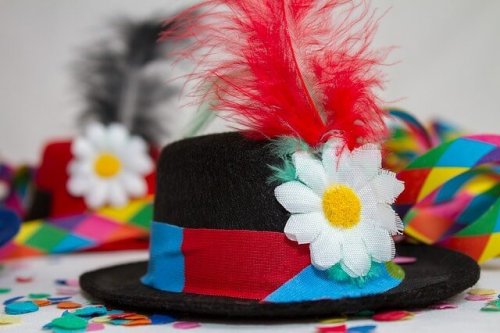 Chapéus de festa com vários detalhes