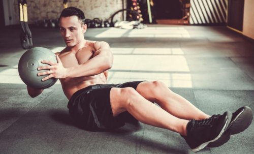 Homem praticando exercícios abdominais com peso