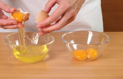 Mulher quebrando ovos