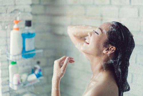 Mulher tomando banho depois de uma boa depilação