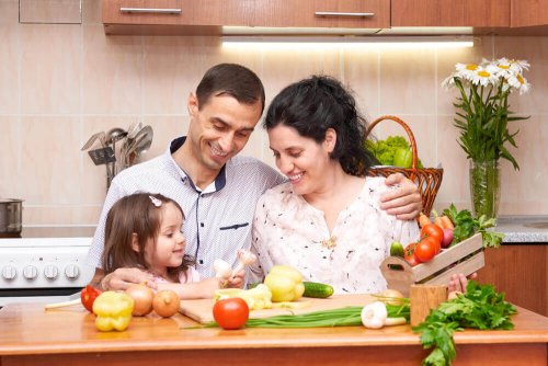 Familia cozinhando refeição