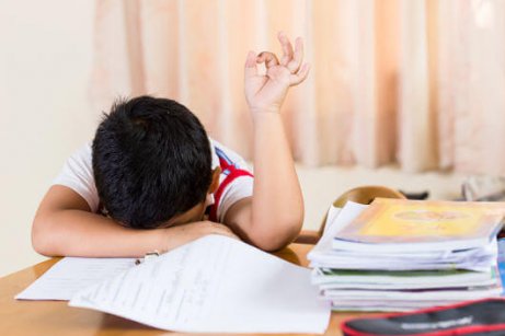 Criança desanimada na escola