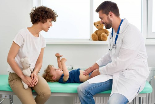 Dor abdominal pode ser um dos sintomas da apendicite nas crianças
