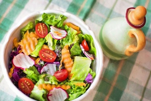 Comer de forma saudável ajuda a reduzir os pneuzinhos nas costas