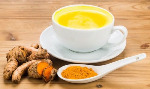 Remédio anti-inflamatório com infusão de cúrcuma