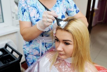 A melhor maneira de descolorir o cabelo sem maltratá-lo