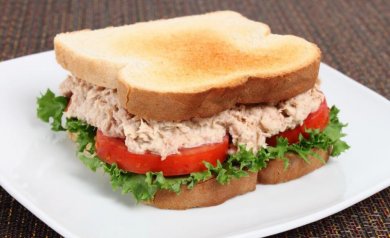 Prepare um delicioso sanduíche de atum em casa