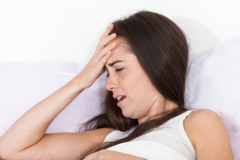 4 razões da cabeça doer ao levantarmos