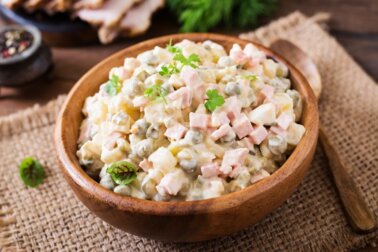 Experimente esta salada russa nas suas refeições