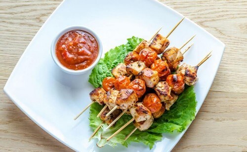 Receita de espetinhos de frango com tomate cereja