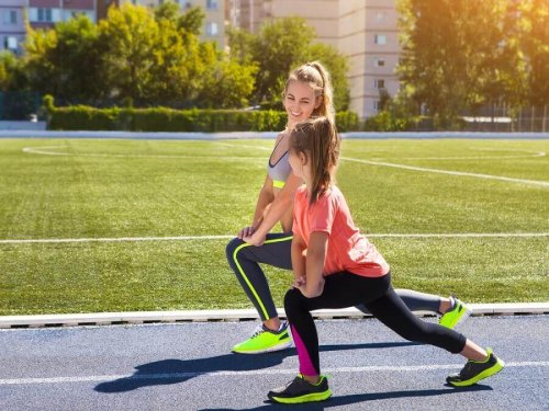 Mãe e filha fazendo exercícios
