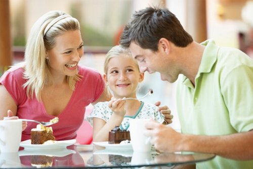 A refeição familiar ajuda no crescimento de uma criança