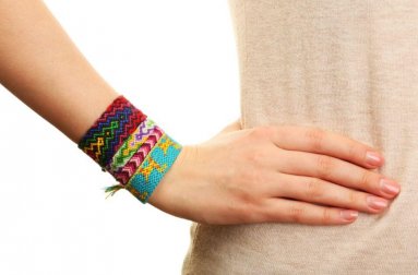 2 maneiras de fazer pulseiras com fios coloridos