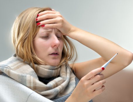 Mulher que nçao consegue controlar a febre