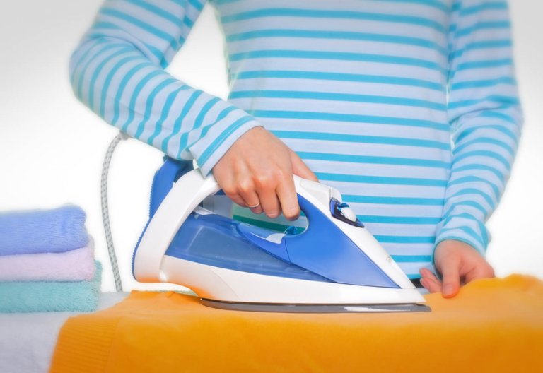 Como limpar o ferro quando a roupa começa a grudar?
