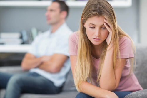 Mulher distante do homem por medo de se apaixonar