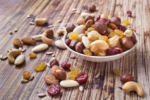 Coma delicioso e saudável incluindo frutos secos na alimentação
