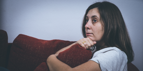 Mulher usando o avitimismo como chantagem emocional
