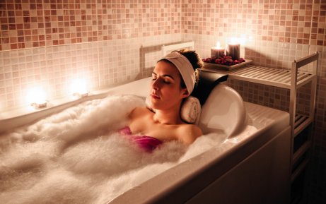 Mulher tomando banho relaxante