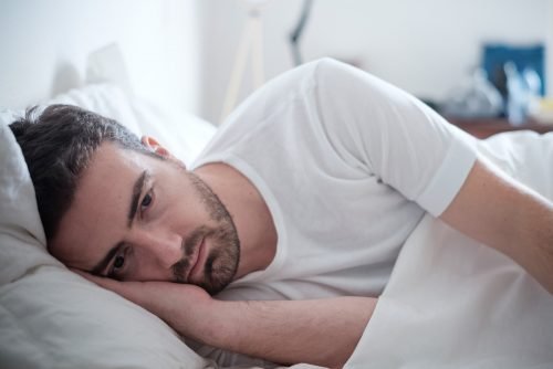 Homem apático na cama