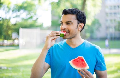 Homem comendo melancia