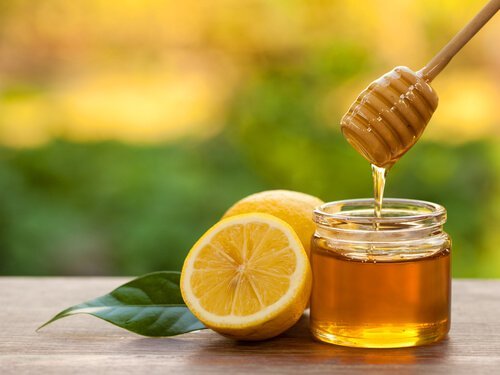 Infusão de limão e mel para aliviar a faringite