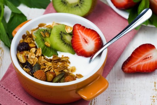 Iogurte com frutas e granola