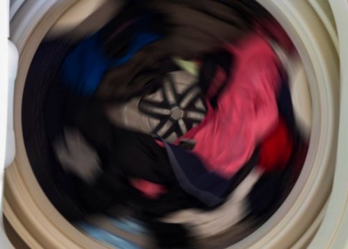 Máquina lavando roupas