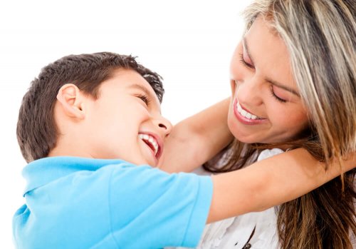 Filho carinhoso com a mãe