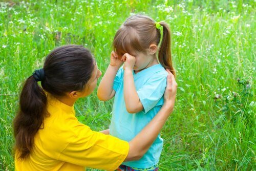 Mãe convesando com a filha sobre o início das aulas