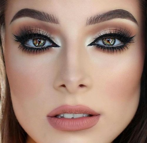 Olhos maquiados