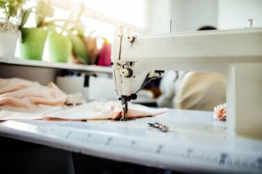 Diferentes formas de usar suas roupas velhas