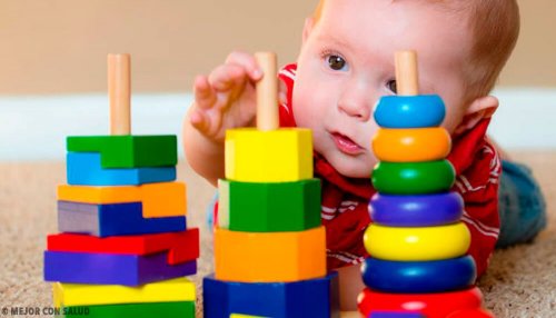 De quais materiais devem ser os brinquedos para bebês?