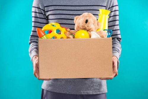 Mçae segurando brinquedos para bebês