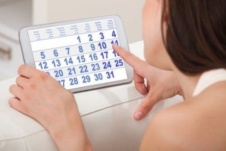 Mulher contando dias do calendário