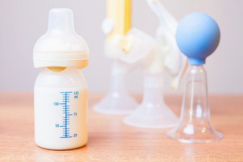 Mamadeira com leite materno e leite de fórmula