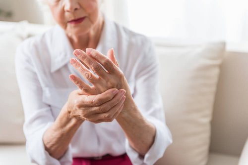Mulher com artrite nas mãos