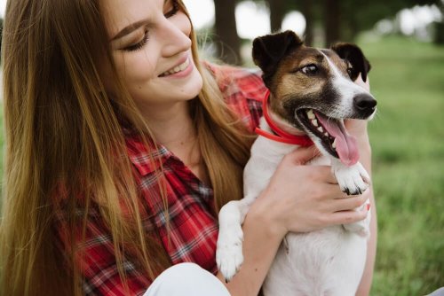 Mulher com animal de estimação