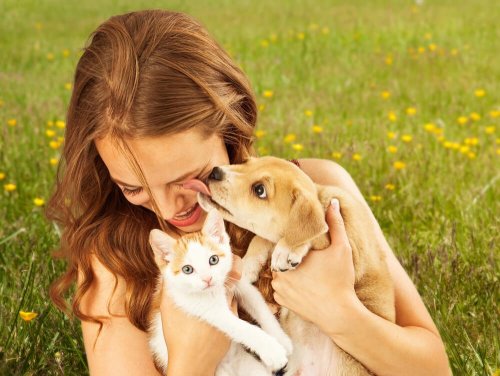 Moça com animais de estimação