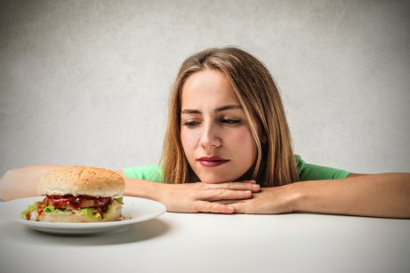 Mulher com vontade de comer hambúrguer