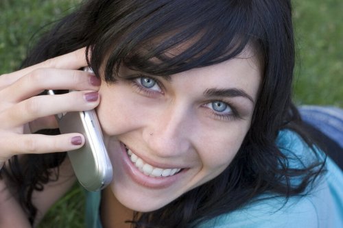 Mulher contente porque se comunicaou com ele primeiro