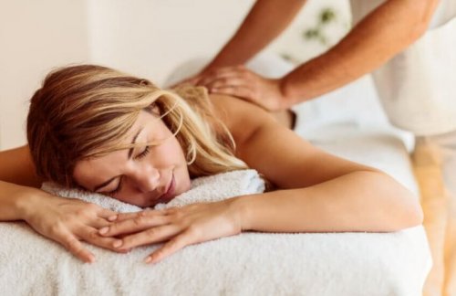 Mulher recebendo massagem