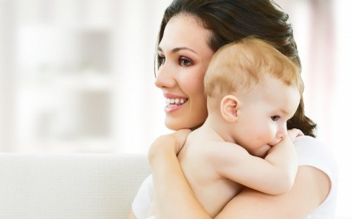Mãe de primeira viagem segurando seu filho