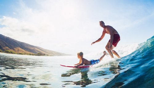 Pai e filho surfando